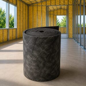 Rollo de fibra de vidrio tipo Duct Liner de 24 kg/m³ instalado en el interior de un ducto metálico de aire acondicionado para aislamiento térmico y acústico.